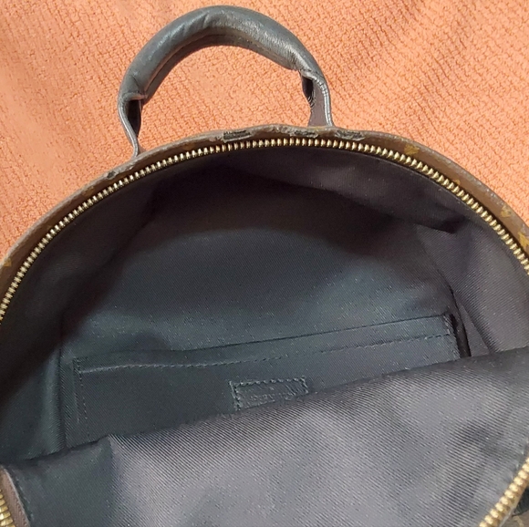 Stop and take a look@ Louis Vuitton Palm Springs PM Backpack. Just beautiful. - Picture 15 of 16